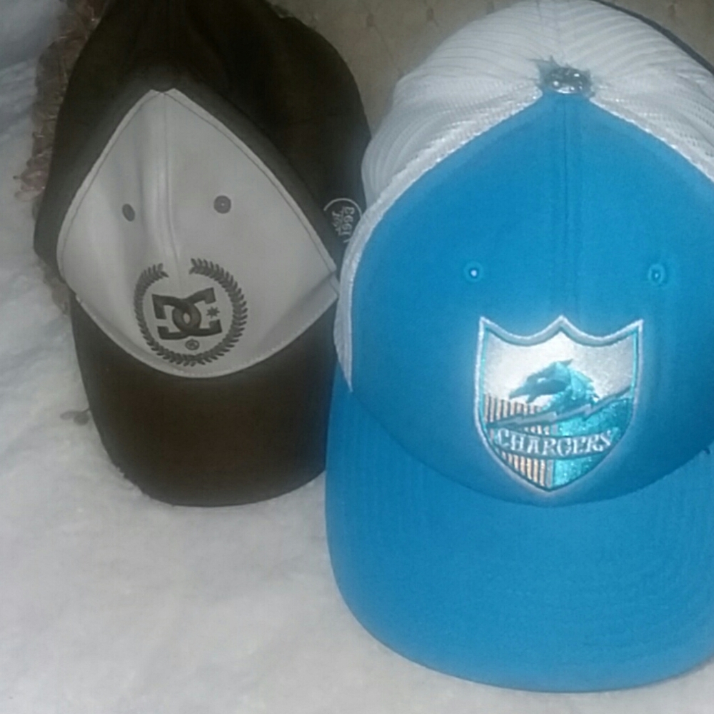 2 fitted caps